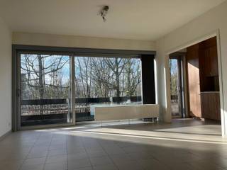 Dit appartement op de tweede verdieping is zeer centraal gelegen, nabij winkels, scholen en openbaar vervoer.
Het appartement is als volgt ingedeeld: ruime woonkamer met volledig geïnstalleerde open keuken (spoelbak, vaatwasser, oven, microgolf, gasfornuis, dampkap, ijskast met diepvries) en klein terrasje, 2 slaapkamers (12m² en 10m²), een badkamer (douche, dubbele lavabo, aansluiting wasmachine en droogkast), apart toilet en een ruime berging. Tevens is er nog een kelderberging en achteraan het gebouw is de garagebox (voorzien van elektriciteit).
De maandelijkse kosten bedragen 50,00€ (inclusief water).
Wenst u meer informatie of brengt u graag een bezoek aan dit appartement?
Contacteer ons dan op 03 568 03 03 of via info@vastgoed03.be