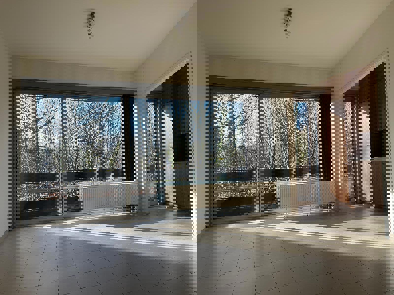 Centraal gelegen appartement met 2 slaapkamers en garagebox! - foto 2