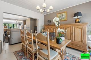+++ Brusselsesteenweg 396, Ninove +++<br /><br />Deze charmante 2-gevelwoning is gelegen in Meerbeke en geniet van een vlotte bereikbaarheid naar omliggende steden en gemeenten. De woning werd <strong>volledig gerenoveerd</strong> en is volledig instapklaar. Bij het binnenkomen komt u terecht in de inkomhal die toegang biedt tot de <strong>gezellige leefruimte</strong> en de <strong>zeer ruime leefkeuken</strong>. Vanuit de keuken heeft u rechtstreeks toegang tot het <strong>terras</strong> en de<strong> tuin</strong>. Achteraan de woning bevindt zich een aparte garage. Op de eerste verdieping zijn er <strong>twee ruime slaapkamers</strong> en een <strong>badkamer </strong>voorzien van een douche. Via een vaste trap bereikt u de <strong>ruime zolderverdieping</strong>, waar de mogelijkheid bestaat om een <strong>derde en vierde slaapkamer</strong> te creëren. De woning beschikt bovendien over <strong>conforme elektriciteit</strong> en zonnepanelen, wat zorgt voor extra comfort en energiezuinigheid. Interesse in deze woning? Neem gerust contact op via 0478/05 90 69 of mail naar info@immoteam.be.