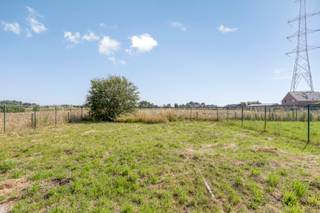<p>Gelegen in een groene en open omgeving, vinden we deze charmante open bebouwing.</p><p> </p><p>Vooraan is een ruime, verwelkomende oprit. De inkomhal geeft toegang tot de ruime woonkamer met aansluitende de eetruimte en vernieuwde keuken. Achteraan is een ruime bergplaats en veranda aanwezig. Op de eerste verdieping geeft de nachthal toegang tot 3 kamers en een badkamer. De ruime zolder geeft de mogelijkheid tot het creëren van extra kamers. Bovendien is er nog een kelderberging aanwezig, alsook een ruime garage. Met het wijds uitzicht vanuit de tuin komt u helemaal tot rust!</p><p> </p><p>Op deze woning rust een renovatieverplichting. De koper wordt erop gewezen dat het goed binnen zes jaar vanaf de authentieke akte het minimale energieprestatieniveau label D moet halen.</p><p>Stedenbouwkundige info: Vg - WgLk -Gmo- GvKr - Gvv</p>