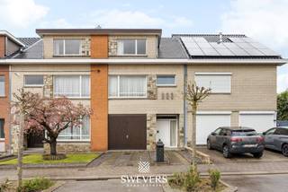 Interesse? Meer informatie op www.SWEVERS.be. - Deze ruime rijwoning in Hasselt, gelegen binnen de grote ring en vlak bij het stadscentrum, biedt...