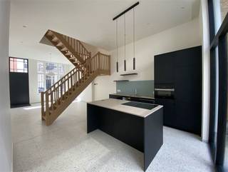 Charmante woning gelegen in het historische stadscentrum<br /><br />De woning is gelegen op wandelafstand van de Grote Markt, Groenplaats en de Meir. <br />Ruime en lichte leefruimte met open keuken en aanpalend groot terras. De keuken met eiland is voorzien van alle comfort. <br />Via de trap bereikt u twee slaapkamers met telkens een eigen badkamer. Een derde slaapkamer kan tevens gebruikt worden als bureau. <br /><br />Er bestaat een mogelijkheid om parking in de nabijheid te huren.