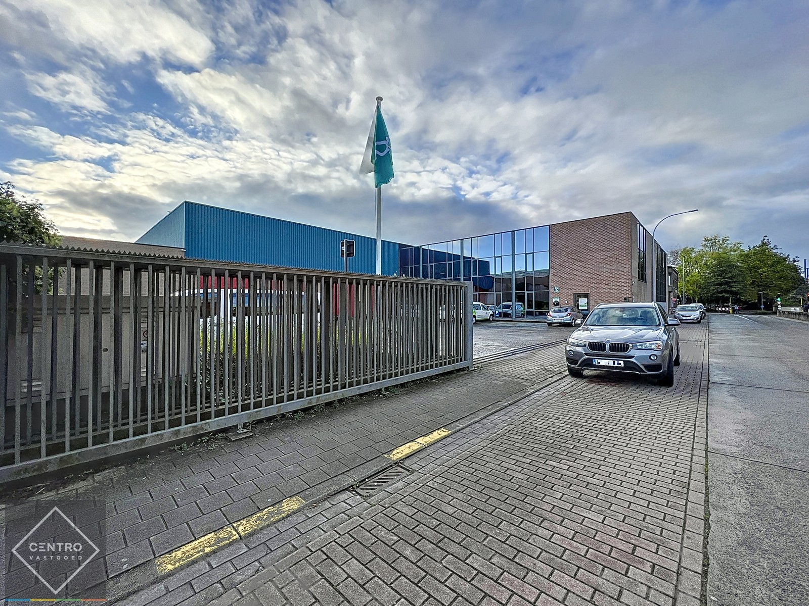 Instapklare burelen/showroom (± 1.400 m²) + opslagplaats ( ± 2.700m²) met 4 sectionale poorten en VH van 7m te ROESELARE ! - photo 4