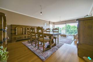 Dit energiezuinig, goed onderhouden en instapklaar appartement met twee slaapkamers is gelegen op de vierde verdieping van residentie 'Prinsessehof' in hartje Emelgem. Het appartement beschikt over een bewoonbare oppervlakte van ca. 108 m² (volgens EPC-attest) en is gelegen nabij het station, het openbaar vervoer, diverse handelszaken en het kanaal Roeselare-Leie. Indeling: riante inkomhal met gastentoilet, lichtrijke leefruimte met prachtig uitzicht, aansluitend een geïnstalleerde keuken (keramische kookplaat, dampkap, oven, koelkast en spoelbak) en technische berging/wasplaats. Verder geniet het appartement van twee ruime slaapkamers en een badkamer (voorzien van ligbad en dubbele wastafel). Verder heeft u vanuit de leefruimte toegang tot het zuidoost georiënteerd zonneterras, dat een mooi en rustgevend uitzicht biedt op het groen en de vijver. Tot slot is er de mogelijkheid tot het aankopen van een garagebox à 25.000 EUR. CV op aardgas (condenserende ketel anno 2024) | Rolluiken in de kamers | HR-beglazing | Voorzien van gordijnen | Energiezuinig appartement, EPC-label A | Asbestveilig | EK niet conform | Lift aanwezig | Gratis autostaanplaatsen voor de bewoners aan de voorkant van het appartementsgebouw . Contacteer ons voor meer informatie.