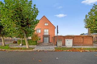 Deze instapklare en piekfijne woning op ca 296m2 werd enkele jaren geleden volledig gerenoveerd met degelijke materialen. De woning kent...