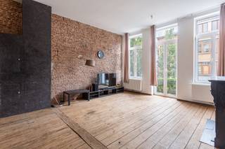 In de Brederodebuurt, op wandelafstand van het bruisende Zuid, bevindt zich dit charmante appartement in de Montignystraat van ca 81 m². Een levendige buurt met tal van gezellige restaurants, koffiebars en winkels, terwijl ook het openbaar vervoer vlot bereikbaar is.<br /><br />Binnenin zorgen authentieke bakstenen muren, een houten plankenvloer en hoge plafonds voor een interieur vol karakter. De leefruimte geniet dankzij de grote raampartijen van een aangename lichtinval. De originele schouw vormt een mooie blikvanger en de dubbele terrasdeuren geven de ruimte extra charme.<br /><br />Aansluitend bevindt zich de open keuken, die praktisch is ingericht en voorzien is van de nodige toestellen.<br /><br />Verder beschikt het appartement over een ruime masterbedroom met aansluitend terras en een badkamer uitgerust met een inloopdouche en lavabo. De tweede slaapkamer kan perfect worden ingericht als kinderkamer, dressing of bureau.<br /><br />Een praktische berging in het appartement met aansluiting voor wasmachine en privatieve kelderberging zijn eveneens inbegrepen.<br /><br />Een appartement met karakter, authentieke elementen en een uitstekende ligging, interessant voor zowel eigen bewoning als investering.