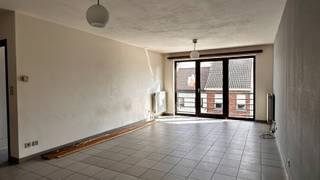 Bij het betreden van het appartement komt u binnen via de inkomhal, die toegang biedt tot de woonkamer en de keuken. Aansluitend bevindt zich...