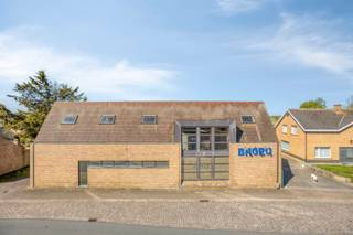 <p><strong>Bedrijfsgebouw met kantoren, magazijnen en woonst te koop in Avekapelle</strong></p>
<p>Op een strategische locatie in het centrum van Avekapelle, vlakbij de op- en afritten van de E40, bevindt zich dit veelzijdige en instapklare bedrijfsgebouw met ruime woonst op een perceel van 3.431 m².</p>
<h3><span><strong>Indeling</strong></span></h3>
<p><strong>Bedrijfsgebouw:</strong></p>
<ul>
<li>Moderne kantoren (± 200 m²) met strak en hedendaags design</li>
<li>Ruim magazijn (± 1.220 m²)</li>
<li>Opslagruimte vooraan met grote overspanning (± 350 m²)</li>
<li>Diepvriesmagazijn (± 255 m²)</li>
<li>Gekoeld magazijn (± 67 m²)</li>
<li>Logistieke laadkade voor efficiënte goederenbehandeling</li>
</ul>
<h3><span><strong>Afwerking</strong></span></h3>
<ul>
<li>Staalconstructie met isolerende sandwichpanelen</li>
<li>Gepolierde betonvloer</li>
<li>3 x 380 V elektriciteitsaansluiting</li>
<li>Algemene staat: instapklaar</li>
</ul>
<h3><span><strong>Bestemmingsmogelijkheden</strong></span></h3>
<ul>
<li>Gelegen volgens het gewestplan in woonzone met landelijk karakter</li>
</ul>
<h3><span><strong>Mobiliteit</strong></span></h3>
<ul>
<li>Vlotte verbinding met de E40</li>
<li>Nabij de N35 (Veurne – Diksmuide)</li>
<li>Zeer ruime parkeermogelijkheden</li>
</ul>
<h3><span><strong>Extra troef</strong></span></h3>
<ul>
<li>Aankoop via aandelenoverdracht mogelijk, met de bijhorende voordelen</li>
</ul>
<strong>Vrijstaande woning met een bewoonbare oppervlakte van ca. 300 m², gelegen op een perceel van 600 m²</strong>.<br /><br />De woning beschikt over een ruime inkomhal met gastentoilet en lavabo, een lichtrijke woonkamer en een volledig geïnstalleerde keuken. Verder zijn er vijf ruime slaapkamers en een badkamer.<br />Daarnaast is er een grote inpandige garage en een mooi aangelegde tuin, ideaal om tot rust te komen.<br /><br />Bent u op zoek naar een multifunctionele handelsruimte of kantoorruimte, neem dan voor meer inlichtingen of een bezoek op afspraak contact op met ALBERT B2B, Dominique Baes op 0498/12.82.20 of via dominique.baes@albert.immo<br /><br /><span>Bestuursmaatregelen in het maatregelenregister: nee</span>