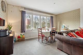 Vous recherchez un nouveau logement dans un endroit idéal à Deurne-Zuid ? Cet appartement à vendre à Deurne est situé dans le Boekenberglei, juste à côté du parc Boekenberg et du Te Boelaerpark. Vous entrez dans cet immeuble confortable par le hall d'entrée, où l'appartement que nous proposons à la vente ici à Deurne est situé au deuxième étage.Par le hall d'entrée, nous entrons dans le salon lumineux, qui donne également accès à la cuisine. La salle de bains et la chambre spacieuse sont également situées dans l'appartement.L'appartement est actuellement loué et peut également servir d'investissement.Êtes-vous intéressé par cette propriété à vendre à Deurne ? N'hésitez pas à nous contacter. L'agence immobilière Dewaele de Deurne sur la Turnhoutsebaan est heureuse d'être à votre service. Vous souhaitez une estimation gratuite de votre bien immobilier ? appelez-nous pour une conversation informelle au 0472.18.63.53 ou envoyez un mail à deurne@dewaele.comInformations sur l'urbanisme : sur demandeEPC Boekenberglei 253 V2L : 223 kWh/ (m²/an)Pièces communes EPC présentes