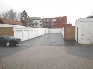 Garage (gesloten box) te huur ... centrum HarelbekeVrij : 01 april 2026HP : 100 + GK (8 euro) en OV (10 euro) per maandBel : 056/705262...