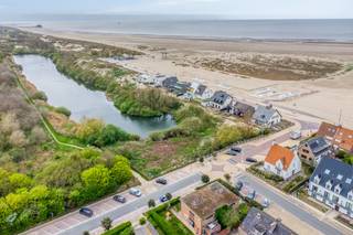 Instapklare woning op een toplocatie aan de strandwijk van Zeebrugge te koop. Bent u op zoek naar een unieke kans om kwalitatief vastgoed te verwerven aan de Belgische kust? Deze woning heeft enkele renovatiewerken ondergaan zoals nieuwe ramen, elektriciteit, asbestvrij en nieuwe zonnepanelen geplaatst in 2026. Deze gerenoveerde woning in de rustige strandwijk van Zeebrugge combineert modern comfort met de nabijheid van de zee. <br /><br />U geniet van een rustige ligging in het Duinpad, terwijl u op een steenworp bent verwijderd van het strand van Zeebrugge. Bovendien beschikt de woning over privatieve parkeergelegenheid voor twee wagens.<br /><br />Indeling: <br />Kelderverdieping: <br />- ruime garage met oprit en polyvalente ruimte, momenteel ingericht als mancave/studio<br /><br />Gelijkvloers V:<br />- inkomhal met gastentoilet<br />- lichtrijke leefruimte met eetkamer<br />- volledig uitgeruste keuken met toegang tot het terras<br /><br />1ste V:<br />- 2 royale slaapkamers<br />- 1 kinderkamer<br />- 2 ingerichte badkamers<br /><br />2de V:<br />- Lichtrijke masterbedroom die aansluit op het dakterras<br /><br />Bent u op zoek naar een ruime woning als tweede verblijf, vaste bewoning of investering op een A-locatie in Zeebrugge strandwijk? Contacteer de dossierverantwoordelijke Arne Reubens via +32 472 186 304 of arne.reubens@dewaele.com<br /><br />De eigendom wordt aangeboden via de Power-sale formule. Van 11/06/2026 om 09:00 tot 18/07/2026 om 18:00 kan u de woning op afspraak komen bezichtigen en een bod uitbrengen. De vermelde prijs is een instelprijs. Voor meer info, gelieve contact op te nemen met de dossierverantwoordelijke.<br /><br />Bestuursmaatregelen in het maatregelenregister: in aanvraag