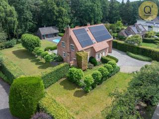 <p><strong><br />Neem direct contact op voor een individuele rondleiding!<br /><br />Ruime villa met EPC label 'B' en verwarmd zwembad, ideaal gelegen in een uiterst rustige en groene omgeving. Vlak bij het bos, met het centrum van Zoersel, winkels en scholen op slechts enkele minuten.<br /><br /></strong>Bent u op zoek naar ruimte, luxe en uitzonderlijk wooncomfort in een rustige omgeving? Deze volledig gerenoveerde, instapklare villa biedt een perfecte combinatie van hoogwaardige afwerking, energiezuinigheid en een indrukwekkende bewoonbare oppervlakte van maar liefst meer dan 350m². Gelegen in een residentiële villawijk en omringd door groen, geniet u hier van maximale privacy en een permanent vakantiegevoel.<br />De villa beschikt over 4 ruime slaapkamers, 2 stijlvolle badkamers en een royale leefruimte met overvloedige lichtinval. Aansluitend aan de villa bevindt zich een ruim loungeterras van bijna 50 m², ideaal om te ontspannen of gasten te ontvangen. <br />Op het prachtige perceel van 2.152 m² vormt het luxueuze poolhouse bij het verwarmde zwembad zonder twijfel de absolute blikvanger. Dit veelzijdige bijgebouw is afgewerkt met oog voor detail en uitgerust met alle comfort: een gezellige zithoek met tv, een sfeervolle houtcassettehaard, een eigen bar, een bureau, een sauna, een douche en een toilet. <br />Verder beschikt het eigendom over een carport en een fraai aangelegde tuin.<strong><br /><br />Indeling van de villa</strong></p>
<p><strong>Gelijkvloers:</strong> U betreedt de woning via een royale inkomhal, die toegang biedt tot zowel de leefruimte als de inpandige garage. De lichtrijke woonkamer met eetkamer vloeit naadloos over in de aangrenzende, volledig geïnstalleerde keuken, die praktisch is ingericht met ruimte voor maar liefst twee eettafels. Achter de ruime garage bevindt zich een handige wasplaats/bijkeuken, volledig uitgerust met maatwerk ingemaakte kasten. Veiligheid staat hier centraal: zowel de voor- als achter veiligheidsdeur zijn uitgerust met een meerpuntssluiting.</p>
<p><strong>Eerste verdieping:</strong> De nachthal – net als nagenoeg de hele woning voorzien van een warme eiken parketvloer – leidt naar de gigantische master bedroom met dressing en een luxueuze ensuite badkamer (voorzien van zowel ligbad als douche). Daarnaast beschikt deze verdieping over nog twee grote slaapkamers en een tweede, aparte vernieuwde badkamer (voorzien van zowel ligbad als inloopdouche). In het aanwezige thuiskantoor bevindt zich de vaste trap naar het volgende niveau.</p>
<p><strong>Tweede verdieping (bewoonbare zolder):</strong> Hier bevindt zich de vierde, volwaardige slaapkamer, ingemaakte kasten én een eventuele studeer/game-room. Een ideale ruimte voor hobby, ontspanning of als tienerkamer.</p>
<p><span>Vernieuwd de laatste 3 jaren:</span></p>
<ul>
<li>Dak en afwerking (2023)</li>
<li>Velux ramen (2023)</li>
<li>Garagepoort (2026)</li>
<li>Zonneluifel (2026)</li>
<li>Zonnepanelen (2023)</li>
<li>Batterij (2023)</li>
<li>Laadpaal (2023)</li>
<li>Veiligheidsdeur voor en achter (2023)</li>
<li>Onderdak poolhouse (2026)</li>
</ul>
<br />
<p><span>Bijzonderheden:</span></p>
<ul>
<li>Elektrische rolluiken</li>
<li>Stijlvolle ingemaakte kasten</li>
<li>Eiken vloeren</li>
<li>Terras ca 50m²</li>
<li>Volledig omheind en aangelegde tuin</li>
<li>Automatische poort vooraan het perceel</li>
<li>Extra afsluithekken aan de zijkant van het huis</li>
<li>Carport</li>
<li>Verwarmd zwembad</li>
<li>Elke kamer heeft UTP-kabel</li>
</ul>
<br />
<p><span>Poolhouse:</span></p>
<ul>
<li>Bureau</li>
<li>Sauna</li>
<li>Doucheruimte</li>
<li>Toilet</li>
<li>Bar</li>
<li>TV-hoek</li>
<li>OH</li>
<li>Eigen verwarmingsketel</li>
</ul>
<br />
<p><strong>Kortom: een exclusieve, instapklare droomvilla op een toplocatie waar luxe, rust en modern wooncomfort samenkomen.</strong><br /><br />EPC Label 'B'<br />Wug, Vg, Gvkr, Gmo, Vv</p>