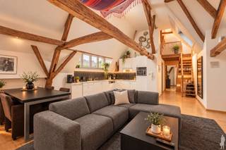 Dakappartement in het hart van het centrum van Hoogstraten<br /><br />Indeling:<br />Dit gezellige dakappartement biedt een ruime woonkamer van ongeveer 36m², afgewerkt met laminaat en voorzien van een volledig uitgeruste open keuken. De keuken beschikt over een vaatwasser, elektrische kookplaat, koelkast met vriesvak, magnetron, enkele spoelbak en ingebouwde spots voor extra sfeer.<br /><br />Via een kleine hal bereikt u het separate toilet, dat volledig betegeld is en beschikt over een handenwasser. De slaapkamer (ca. 21m²) is eveneens voorzien van laminaat en biedt voldoende ruimte voor een comfortabel bed en kast. De witte betegelde badkamer (8m²) is uitgerust met een ligbad, een lavabomeubel en ingebouwde spots, met een grijze tegelvloer die de ruimte een moderne uitstraling geeft.<br /><br />Daarnaast is er een royale berging (6m²) voorzien van laminaat, waar de aansluitingen voor wasapparatuur zich bevinden en voldoende opbergruimte is voor extra spullen.<br /><br />Een vaste trap leidt naar de vide van ca. 15m², ook voorzien van laminaat. Deze ruimte kan naar eigen wens ingericht worden, bijvoorbeeld als een kantoor, tweede slaapkamer of gezellige tv-hoek.<br /><br />Algemeen:<br /><br />- Gezellig wonen<br />- Hartje Hoogstraten<br />- Parlofoon<br /><br />Perfecte investering!