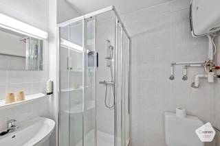 Deze studio met <strong>prachtig</strong> <strong>zeezicht</strong> ligt op een <strong>goede</strong> <strong>locatie</strong>, dicht bij het centrum.<br /><br />Bij het binnenkom van de studio situeert zich aan de linkerzijde een stapelbed. Daar recht tegenover bevindt er zich een <strong>vernieuwde</strong> <strong>badkamer</strong> met een ruime douche, mooie tegels, een toilet en een wasbak met spiegel.<br /><br />Een stapje verder (dit mag je letterlijk nemen), kom je in de <strong>leefruimte</strong> met een groot bed. De studio heeft ook een <strong>terras</strong> die een <strong>prachtig</strong> <strong>zicht</strong> heeft over de zee.<br /><br />De studio wordt verkocht onder de formule van <strong>erfpacht</strong>. Dit biedt verschillende voordelen, zoals een <strong>lagere</strong> <strong>aankoopprijs</strong> gezien de grond niet aangekocht wordt. Voor het gebruik van de grond betaalt de erfpachter aan de grondeigenaar een jaarlijkse som geld, ook wel canon genoemd. Deze canon is <strong>fiscaal</strong> <strong>aftrekbaar</strong>.<br /><br />Momenteel wordt deze studio <strong>verhuurd</strong> via een <strong>hotelpoule</strong> die de suite verhuurt op vakantiebasis, waarop de eigenaar een percentage van de winsten verkrijgt. Het is ook mogelijk om zelf de suite te reserveren voor eigen gebruik.<br /><br />Het is <strong>niet</strong> mogelijk zich hier te <strong>domiciliëren</strong>, de studio kan enkel gebruikt worden als vakantieverblijf.