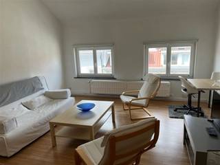 <p><span>Op te frissen appartement met uitzonderlijk duplexpotentieel in de Europese Wijk</span></p><p><span>In de gegeerde Spastraat, op een absolute toplocatie in de onmiddellijke nabijheid van de Europese Wijk, bevindt zich dit karaktervolle appartement op de derde verdieping. Met één ruime slaapkamer, een aangename indeling en een uitzonderlijk uitbreidingspotentieel vormt dit pand een unieke opportuniteit voor wie op zoek is naar een woning met karakter en toekomstperspectief op een van de meest gegeerde locaties van Brussel.</span></p><p><span>De ligging is zonder meer een absolute troef. Op wandelafstand bevinden zich de Europese instellingen, Schuman, het Jubelpark, openbaar vervoer, winkels, restaurants en alle dagelijkse voorzieningen. Dankzij deze centrale ligging is het appartement zowel bijzonder geschikt voor eigen bewoning als voor een duurzame investering.</span></p><p><span>Het appartement beschikt momenteel over een ruime slaapkamer, een lichtrijke leefruimte en een functionele indeling die de ideale basis vormt voor een eigentijdse renovatie. Daarnaast beschikt het over een privatieve kelder, ideaal als praktische bergruimte.</span></p><p><span>Een absolute troef van dit appartement is de private toegang tot de zolderverdieping, die exclusief deel uitmaakt van het privatieve eigendom. Deze verdieping biedt een uitzonderlijk potentieel en kan, mits het bekomen van de nodige stedenbouwkundige vergunningen, worden geïntegreerd tot een ruime duplex van ongeveer 110 m² met drie slaapkamers. Een unieke kans om een woning met karakter en een uitzonderlijk ruimtegevoel volledig naar eigen smaak te creëren op een van de meest gegeerde locaties van Brussel.</span></p><p><span>Het gebouw verkeert in een goede algemene staat van onderhoud en is uitgerust met centrale verwarming op mazout. De elektrische installatie is niet conform de huidige regelgeving en het appartement beschikt over een gunstig EPC-label D, wat een belangrijke troef vormt binnen de huidige energienormen.</span></p><p><span>Een uitzonderlijke opportuniteit voor wie op zoek is naar een appartement met karakter, renovatiepotentieel, unieke uitbreidingsmogelijkheden en een topligging in het hart van de Europese Wijk.</span></p>