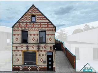 Deze karaktervolle woning werd enkele jaren geleden volledig gerenoveerd en uitgebreid met een praktische uitbouw. Het resultaat is een gezellige en instapklare woning met verrassend veel ruimte, zowel binnen als buiten. Via de inkomhal bereik je de woonkamer, de eerste verdieping en de droge kelder. De sfeervolle woonkamer biedt plaats aan een comfortabel zitgedeelte en een ruime eettafel. Aansluitend bevindt zich de lichtrijke halfopen keuken, voorzien van een hyper-geïnstalleerde keuken en voldoende ruimte voor een ontbijttafel. Dankzij de vele lichtinval is dit een aangename plek om dagelijks te vertoeven. Vanuit de keuken heb je toegang tot de praktische wasberging en de badkamer. Deze is uitgerust met een douche, ligbad, lavabomeubel en toilet. Op de eerste verdieping bevinden zich de nachthal en twee volwaardige slaapkamers. Via de vaste trap bereik je de tweede verdieping, waar nog een derde slaapkamer en een polyvalente speelkamer werden ingericht. Deze ruimte kan uiteraard ook perfect dienstdoen als bureau, hobbykamer of extra zithoek. De woning is uitgerust met 14 zonnepanelen en het dak werd in 2018 vernieuwd. De regenwaterput heeft een inhoud van 4.000 liters en is aangesloten op beide toiletten. Ook buiten heeft deze woning heel wat te bieden. De ruime oprit leidt naar een grote loods die tal van mogelijkheden biedt voor opslag, hobby of zelfstandige activiteit. Achter de loods bevindt zich een ruime tuin met een recent aangelegd terras, waar je aangenaam kan genieten van de buitenruimte. Verder is er nog een tuinhuis met overkapping aanwezig. Een karaktervolle en praktisch ingedeelde woning met drie slaapkamers, extra polyvalente ruimte, een grote loods en een aangename tuin. (sted.inl.: in aanvraag)