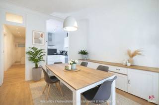 <p>In het hart van Sint-Gillis, op wandelafstand van het gemeentehuis en het Van Meenenplein, ligt dit appartement verscholen in een prachtige, rustige en groene laan, waar men bijna vergeet dat men zich in de stad bevindt. Vanaf de inkom heerst er meteen een warme en lichtrijke sfeer.<br />Met een oppervlakte van ca. 102 m² (EPC) en in goede staat, overtuigt dit mooie appartement door zijn royale volumes en harmonieuze indeling. De ruime woon- en eetkamer vormt het kloppend hart van de woning: een gezellige leefruimte, verlengd door een hypermoderne, volledig uitgeruste open keuken. Het appartement beschikt over twee mooie slaapkamers, opgevat als echte rustgevende cocons, evenals een functionele en verzorgde badkamer. Dubbele beglazing, een collectieve stookolieketel en een private kelder vervolledigen het geheel en zorgen voor dagelijks comfort en praktische bruikbaarheid.<br />Het appartement is momenteel verhuurd via een huurovereenkomst van 3 jaar, gestart op 01/03/2018, en genereert een maandelijkse huur van €950, met een werkkapitaal van €140/maand (exclusief verbruik). Het vormt aldus een ideale opportuniteit, zowel voor een zorgeloze investering als voor een toekomstig woonproject in één van de meest geliefde wijken van Brussel. EPC: G. Een plek waar rust, groen en de levenskunst van Sint-Gillis samenkomen!</p>
<p><span>Gelijkvloers</span> : Appartement “Lot 8” – Aandelen 180/1.000</p>
<ul>
<li>Inkomhal van ± 8 m²</li>
<li>Badkamer (bad, toilet, dubbele lavabo, washoek) met toegang tot een kleine koer van ± 4 m²</li>
<li>Slaapkamer van ± 12 m² (quickstep)</li>
<li>Toilet met handenwasser</li>
<li>Slaapkamer van ± 15 m²</li>
<li>Volledig uitgeruste open keuken (koelkast, diepvriezer, oven, kookplaten, vaatwasser en spoelbak)</li>
<li>Salon van ± 17 m² (quickstep)</li>
<li>Eetkamer van ± 13 m² (quickstep)</li>
</ul>
<p>Kelder nr. 5 inbegrepen</p>