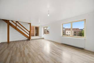 Deze penthouse is prachtig gelegen vlak aan centrum Tienen en op wandelafstand van het treinstation (verbinding Leuven-Brussel). Alle benodigdheden tevens op wandelafstand: winkel, bushalte, bank, school, ... Het appartement is gelegen op de tweede verdieping en is bereikbaar via lift. Het omvat: inkom, ruime living, geïnstalleerde keuken met eetplaats, wasplaats, apart toilet en een prachtig ruim zonneterras. Op het eerste verdiep vindt u 3 slaapkamers, apart tweede toilet en een badkamer met douche, ligbad en dubbele lavabo.