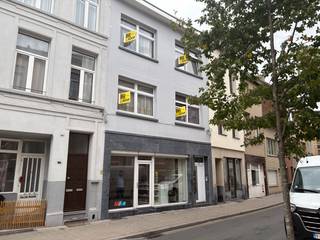 Goed onderhouden en recent gerenoveerd opbrengsteigendom met uitstekend rendement.<br />Dit veelzijdige en instapklare opbrengsteigendom bestaat uit meerdere verhuureenheden en biedt een stabiel en aantrekkelijk rendement. Het volledige gelijkvloers is recent gerenoveerd en verkeert in uitstekende staat van onderhoud.  Totale huuropbrengst €53.436,48 per jaar. <br />Indeling:<br />Gelijkvloers: Ruim handelspand met aansluitende koer, een achterliggende multifunctionele ruimte en een afzonderlijke studio.<br />Eerste en tweede verdieping: Telkens twee 1-slaapkamerappartementen in uitstekende staat.<br />Kelders: Elke unit beschikt over een aparte kelderruimte.<br />Troeven:<br />De nutsvoorzieningen voor gas en elektriciteit zijn voorzien van afzonderlijke meters.<br />Het gebouw wordt verhuurd aan standvastige, betrouwbare huurders.  <br />Ideaal voor investeerders die op zoek zijn naar een zorgeloze vastgoedinvestering met stabiele opbrengsten.<br />Conforme keuringsverslagen voor de elektrische intstallaties.<br />Asbestveilig.<br /> 