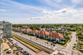 Deze vastgoedtopper van maar eventjes 56m² (!) biedt vanop zijn 9ste verdieping fantastische zichten naar het hinterland. Om maar niet te spreken...