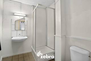 Op een uitstekende locatie aan de Guldensporenlaan, vlak bij het centrum van Kortrijk, vinden we deze interessante opbrengsteigendom bestaande uit drie afzonderlijke woonunits. Op wandelafstand van winkels, scholen, openbaar vervoer en met een vlotte verbinding naar de E17 en andere invalswegen. <br /><br />Het gebouw werd opgedeeld in twee studio’s op het gelijkvloers en een ruim appartement op de eerste verdieping. Elke unit beschikt over een eigen inkom en aparte meters voor gas, elektriciteit en water – wat zorgt voor eenvoudig beheer en duidelijke verbruiksopvolging.<br /><br />De studio’s zijn compact maar praktisch ingericht met leef- en slaapruimte, kitchenette en aparte badkamer. Het appartement boven biedt meer ruimte met een lichtrijke woonkamer, aparte keuken, twee slaapkamers en badkamer.<br /><br />Twee van de drie wooneenheden zijn momenteel verhuurd, waardoor je als koper meteen kan rekenen op een gedeeltelijk en stabiel rendement.<br /><br />De elektriciteit is volledig conform en met het gunstige EPC-label C geldt er geen renovatieplicht, wat een belangrijke meerwaarde betekent bij verhuur.<br /><br />Kortom: een instapklare en goed gelegen investering met onmiddellijk rendement en potentieel op lange termijn.<br /><br /><strong>Ook wild geworden van deze thuis?<br />Twijfel niet langer en leg vandaag nog uw bezoek vast!</strong>