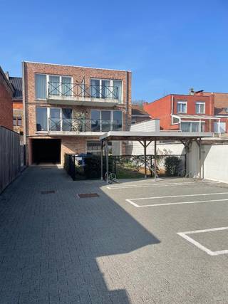 Instapklaar en stijlvol gemeubeld appartement (±75 m²) gelegen in de rustige en gegeerde Residentie Heislagh in Brasschaat, op wandelafstand van winkels, horeca en met een vlotte verbinding naar Antwerpen en openbaar vervoer.<br /><br />Dit lichtrijke appartement is volledig uitgerust en ideaal voor expats, professionals of koppels die comfort en flexibiliteit zoeken zonder zorgen.<br /><br />Indeling:<br />•Ruime leefruimte met veel lichtinval<br />•Volledig geïnstalleerde keuken (alle toestellen inbegrepen)<br />•1 volwaardige slaapkamer<br />•2de kamer ingericht als dressing en/of thuisbureau (perfect voor thuiswerk)<br />•Moderne badkamer met inloopdouche<br />•Apart toilet<br />•Aangenaam terras<br /><br />Extra troeven:<br />•Volledig gemeubeld en instapklaar<br />•Inclusief wasmachine en droogkast<br />•Inclusief bedlinnen en handdoeken<br />•Garagebox inbegrepen<br />•Fietsenstalling aanwezig<br />•Rustige, kwalitatieve residentie<br />•Winkels en voorzieningen op wandelafstand<br />•Vlotte verbinding naar Antwerpen (ook met openbaar vervoer)<br /><br />Dit appartement onderscheidt zich door zijn volledige inrichting en praktische afwerking, waardoor je enkel je koffers hoeft mee te brengen.