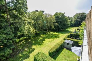 Vous recherchez un appartement de caractère à vendre à Hal, à proximité de Bruxelles ? Découvrez cet appartement de 3 chambres, doté de deux terrasses, d'un ascenseur et de la possibilité d'acquérir un garage fermé en sous-sol. Il est situé dans un bâtiment classé, au cœur d'un domaine boisé privé d'environ 7 hectares.
Cette propriété unique allie calme, nature et excellente accessibilité. Grâce au Ring de Bruxelles (R0) et à la gare de Buizingen, Bruxelles est accessible en seulement 15 à 20 minutes. Le bien convient parfaitement comme investissement ou pour une occupation personnelle, sous réserve du respect des règles légales relatives au bail en cours.
L'appartement fait partie de l'ancien sanatorium conçu en 1927 par l'architecte Henry Lacoste, figure majeure de l'architecture belge de l'entre-deux-guerres aux influences Art déco. Classé comme monument, cet ensemble offre un cadre de vie exceptionnel où patrimoine, architecture et confort se rencontrent.
Situé au deuxième étage, à l'arrière du bâtiment, l'appartement bénéficie d'une grande tranquillité, d'une belle luminosité naturelle et d'une vue dégagée sur le domaine boisé. Il comprend une chambre parentale avec dressing et salle de bains équipée d'un jacuzzi, deux chambres supplémentaires, un vaste séjour en L, une cuisine ouverte, une buanderie, une salle de douche ainsi que deux toilettes séparées. Les deux terrasses orientées sud-est permettent de profiter pleinement du soleil. L'appartement est en bon état.
Le bien est actuellement loué à un locataire fiable, garantissant un revenu locatif immédiat. Un ambitieux plan directeur prévoit en outre la rénovation et la valorisation progressive de l'ensemble du domaine, offrant un potentiel intéressant de plus-value.
Un garage fermé en sous-sol peut être acquis séparément. L'appartement et le garage sont proposés à partir du prix affiché.
Une opportunité rare d'acquérir un appartement de caractère dans un domaine historique et boisé à proximité immédiate de Bruxelles.