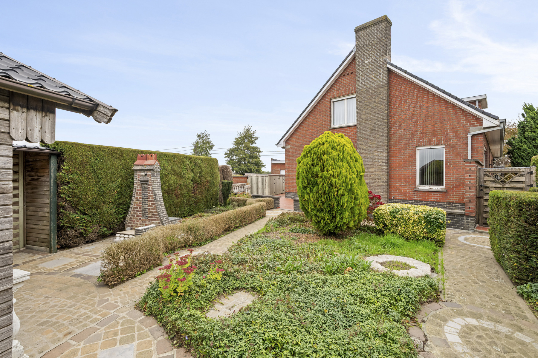 Alleenstaande woning (4 slpks) met tuin en 2 garages - foto 4