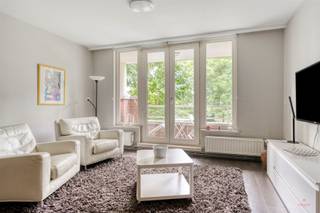 <p><span>Gemeubeld appartement nabij stadscentrum Gent.</span></p><p><span> </span></p><p><span>Dit comfortabel ingericht appartement ligt op slechts 10 minuten wandelen van het bruisende hart van Gent, met zijn talloze cafés, restaurants en culturele bezienswaardigheden.</span></p><p><span> </span></p><p><span>Indeling:</span></p><p><span>- Inkomhal uitgerust met een handige kleerkast</span></p><p><span>- woonkamer met TV, 2 zetels en eettafel met bijhorende stoelen</span></p><p><span>- keuken met oven, magnetron, kookplaat, vaatwasser en koelkast</span></p><p><span>- opslagplaats/ technische ruimte met wasmachine en droogkast</span></p><p><span>- slaapkamer met tweepersoonsbed en kleerkast</span></p><p><span>- badkamer met douche, wastafel en bijhorend meubilair</span></p><p><span> </span></p><p><span>Troeven:</span></p><p><span>- centrale ligging</span></p><p><span>- terras</span></p><p><span>- ingericht appartement</span></p><p><span> </span></p><p><span>EPC-label: B</span></p><p><span>Beschikbaarheid: overeen te komen</span></p><p><span>Huurprijs: € 1.135 + € 75 gemeenschappelijke kosten</span></p><p><span>Huurwaarborg: 3 maanden</span></p><p><span>Extra kosten: eenmalige kost voor huurder voor de plaatsbeschrijving</span></p><p><span> </span></p><p><span>Interesse? neem contact op met Yana via <span>yana@heritagevastgoed.be</span></span><span> of 09 227 08 90</span></p><p><span> </span></p><p><span> </span></p><p><span> </span></p><p><span> </span></p><p><span> </span></p><p><span> </span></p>
