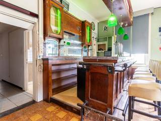 Ondernemen en wonen combineren in een centrale setting. Deze commerciële eigendom ligt op een plek met goede visibiliteit en...