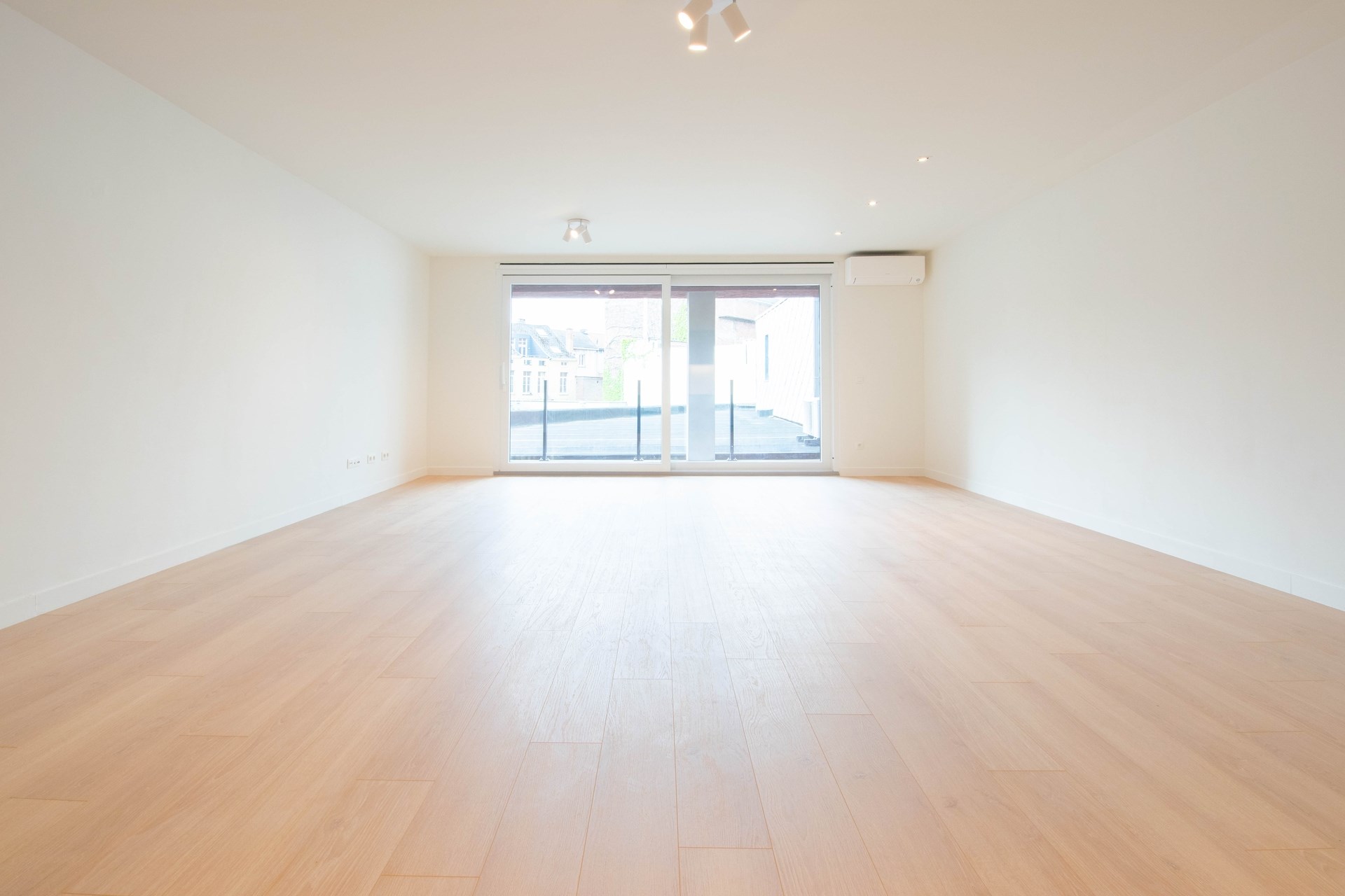 Ruim appartement met 1 slaapkamer en autostaanplaats in het hartje Sint-Niklaas ! - foto 3