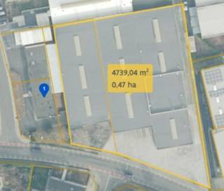 Easily accessible warehouse/warehouse of approximately 2,761m² with 3 loading docks and adjoining house with warehouse located on the industrial...