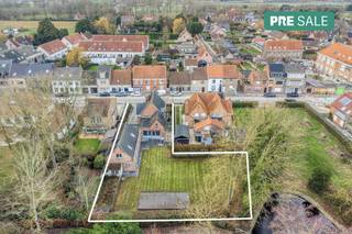 Langs de Vissersstraat bevindt zich dit verrassend ruim (351m² bewoonbare oppervlakte), polyvalent huis op een perceel van 1168m² te koop...