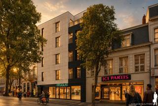 <p><strong>Residentie Elckerlijc: Wonen op een plek met een verhaal<br /></strong>Sommige locaties zijn meer dan een adres. Ze maken deel uit van het collectieve geheugen van een stad. In het historische hart van Turnhout krijgt het iconische Hofpoorttheater Elckerlijc binnenkort een nieuw hoofdstuk. Met respect voor dit stukje cultureel erfgoed wordt deze bijzondere plek zorgvuldig gerenoveerd en uitgebreid tot een stijlvolle woonresidentie waar geschiedenis, architectuur en hedendaags wooncomfort elkaar ontmoeten.</p>
<p>Residentie Elckerlijc biedt een unieke kans om te wonen op een locatie die generaties Turnhoutenaren kennen en koesteren. Terwijl het theater zijn vertrouwde plaats behoudt, verrijzen er 21 nieuwe appartementen die naadloos aansluiten bij de omgeving en de rijke geschiedenis van de site.</p>
<p><strong>Ruimte die zeldzaam wordt in het stadscentrum<br /></strong>Boven Douglas Parfumerie worden vier exclusieve appartementen gerealiseerd met woonoppervlaktes van maar liefst 125 à 127 m².</p>
<p>Elk appartement beschikt over drie slaapkamers, twee badkamers en een uitzonderlijke doorzonleefruimte die baadt in natuurlijk licht. Dankzij de twee terrassen geniet u op elk moment van de dag van een andere sfeer: een levendig uitzicht op de vernieuwde Gasthuisstraat aan de voorzijde en een zonnig, zuidgericht terras aan de achterzijde waar rust centraal staat.</p>
<p>Met een eigen inkom en private lift ontstaat een kleinschalige residentie waar privacy, comfort en exclusiviteit hand in hand gaan.</p>
<p><strong>De nieuwe Gasthuisstraat<br /></strong>Wie vandaag investeert in Elckerlijc, investeert niet alleen in een appartement, maar ook in de toekomst van de binnenstad.</p>
<p>Vanaf 2027 ondergaat de Gasthuisstraat een complete transformatie tot één van de meest aantrekkelijke stadsstraten van Turnhout. De huidige verkeersfunctie maakt plaats voor een groene, aangename winkel- en wandelomgeving waar voetgangers en fietsers centraal staan.</p>
<p>Bomen, plantvakken, kwalitatieve zitplaatsen en een hoogwaardige publieke inrichting zullen zorgen voor een totaal nieuwe beleving tussen de Grote Markt en de Zeshoek. Het resultaat wordt een levendige stadsomgeving waar wonen, winkelen, ontmoeten en genieten moeiteloos samenkomen.</p>
<p><strong>Duurzaam wonen, klaar voor morgen<br /></strong>Residentie Elckerlijc combineert het karakter van een historische locatie met de prestaties van een moderne BEN-ontwikkeling.</p>
<p>Dankzij doorgedreven isolatie, energiezuinige technieken en hoogwaardige materialen voldoet elk appartement aan de strengste hedendaagse normen. Bovendien krijgt u de mogelijkheid om de afwerking volledig af te stemmen op uw eigen smaak en levensstijl, in samenwerking met gerenommeerde leveranciers uit de regio.</p>
<p>Het project wordt ontworpen en gerealiseerd door sterke lokale partners. AIM Architecten en ABHR staan garant voor een kwalitatieve uitvoering en een zorgeloos bouwproces, van de eerste steen tot de oplevering.</p>
<p><strong>Investeren in een unieke locatie<br /></strong>De appartementen worden aangeboden vanaf 430.000 euro.</p>
<p>Bij elk appartement wordt een parkeerplaats voorbehouden, die optioneel kan worden aangekocht aan 25.000 euro.</p>
<p>Afhankelijk van het appartement gebeurt de verkoop onder registratierechten of onder het BTW-stelsel. Wij informeren u graag persoonlijk en vrijblijvend over de mogelijkheden.</p>
<p>Bovendien geniet u bij iedere aankoop van de volledige bescherming van de Wet Breyne, zodat u met maximale zekerheid investeert in uw nieuwe thuis.</p>
<p><strong>Ontdek Elckerlijc<br /></strong>Residentie Elckerlijc is geen standaard nieuwbouwproject.</p>
<p>Het is een unieke combinatie van erfgoed, stadsvernieuwing, ruimte en woonkwaliteit op een locatie die de komende jaren alleen maar aantrekkelijker zal worden.</p>
<p>Bent u benieuwd naar de plannen, het lastenboek of een persoonlijke prijsberekening?</p>
<p>Wij maken graag tijd voor een vrijblijvend gesprek.</p>