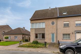 RUIM, LICHTRIJK DUPLEX-APPARTEMENT MET 2 SLAAPKAMERS, ZUID-GEORIËNTEERD TERRAS EN GARAGEGelegen op wandelafstand van het centrum van het pittorekse...