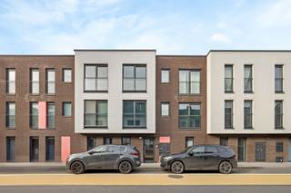 Dit instapklare appartement uit 2014 biedt een comfortabele woonervaring op een centrale locatie in Sint-Niklaas. De leefruimte voelt meteen...