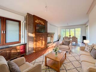 <p><strong>INSTAPKLARE VILLAWONING</strong><span> met prachtig vergezicht en </span><strong>FLEXIBELE INDELING</strong><span> op een </span><strong>ROYAAL PERCEEL VAN CA. 1077 M²</strong><span> in het aangename Bevere (Oudenaarde). Deze statige eigendom combineert charme, ruimte en functionaliteit en biedt met zijn </span><strong>BEWOONBARE OPPERVLAKTE VAN CA. 195 M²</strong><span> een ideale thuis voor wie </span><strong>PRIVÉ EN PROFESSIONEEL</strong><span> wil combineren. De lichtrijke leefruimte kijkt uit op groen en sluit naadloos aan op de moderne keuken, terwijl de </span><strong>GELIJKVLOERSE SLAAPKAMER, PERFECT ALS BUREAU OF PRAKTIJKRUIMTE</strong><span>, een unieke meerwaarde vormt. Op de verdieping bevinden zich </span><strong>DRIE VOLWAARDIGE SLAAPKAMERS</strong><span> en een </span><strong>RECENT VERNIEUWDE BADKAMER</strong><span> die het comfort vervolledigt. De </span><strong>GROTENDEELS VOLLEDIG ONDERKELDERDE</strong><span> woning </span><strong>MET INPANDIGE GARAGE</strong><span>, bergzolder en meerdere functionele ruimtes biedt tal </span><strong>VAN MOGELIJKHEDEN VOOR HOBBY, STOCKAGE OF ATELIER</strong><span>. De </span><strong>ZONOVERGOTEN TUIN MET WIJDS UITZICHT</strong><span> op de omliggende velden vormt een oase van rust. Gelegen aan de </span><strong>STADSRAND VAN OUDENAARDE</strong><span>, geniet u van een </span><strong>VLOTTE VERBINDING NAAR DE N60</strong><span> en een uitstekende bereikbaarheid van scholen, winkels en andere voorzieningen.</span></p>
<br /><br />Adres: Kortrijkstraat 355 te Oudenaarde<br /><br />Geen renovatieplicht; P-score: A, G-score: A