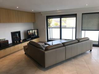 Zonnig, volledig vernieuwd appartement vlakbij het Centrum van Oostnieuwkerke.<br /><br />Het appartement gelegen op het eerste verdiep bestaat uit: <br />inkomhal - ruime leefruimte met zit- en eethoek en aansluitende volledig ingerichte keuken - 2 ruime slaapkamers - badkamer - wasplaats - ruime terras achteraan - terras vooraan.<br /><br />Bijhuren van garage (55 euro per maand)<br /><br />Alle ramen voorzien van rolluiken.<br /><br />Ruime geïsoleerde zolder.<br /><br />Centrale verwarming op gas<br /><br />Vrij vanaf 1 mei 2026