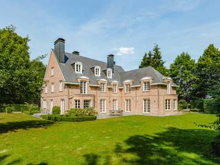 Gelegen in de gewilde wijk Hoogvorst, biedt deze klassieke villa met een bruto vloeroppervlakte (EPC) van 627 m² zes slaapkamers en een...