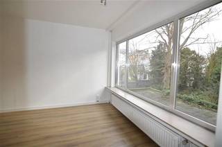 Studio van 34 m² te Antwerpen! Bij het binnenkomen komt u meteen terecht in de leef- en slaapruimte, die een gezellige en open indruk geeft. De studio beschikt over een apart gastentoilet en een badkamer uitgerust met een lavabomeubel en een ligbad met douchefunctie. De gesloten keuken is voorzien van een lavabo, kookvuur en ingemaakte kasten, wat zorgt voor voldoende opbergruimte en gebruiksgemak. Vanuit de keuken heeft u toegang tot het terras, dat bovendien is uitgerust met een praktische bergingkast. <br /><br />Ideaal voor studenten, starters of investeerders (momenteel verhuurd aan €680/maand)!<br /><br />Extra: <br />- EPC-klasse C (236 kWh -> GEEN renovatieverplichting!) <br />- Elektriciteit conform<br />- Gemeenschappelijke kost € 175,00/maand (inclusief: water, verwarming, syndicus, ...)<br />- Watertoets: perceelscore A, gebouwscore A. <br />- Woongebied, stedenbouwkundige informatie in aanvraag. <br /><br />Nabij school, winkels, autosnelweg, openbaar vervoer, etc. Voor meer info ga naar www.coenenvastgoed.be of bel 03/375.82.92