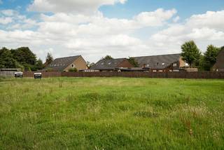 Realiseer jouw droomvilla op deze ruime, dieper gelegen bouwgrond van 817 m² (lot 7), waar rust, privacy en een uitstekende ligging hand in hand gaan. Doordat het perceel niet rechtstreeks aan de straat grenst, geniet je van een aangename woonomgeving met maximale privacy. Dankzij de zuidwestelijke oriëntatie baadt de tuin bovendien de hele dag in het zonlicht, van ’s morgens vroeg tot laat in de avond. Gelegen in een rustige, nieuwe doodlopende zijstraat van de Egemsestraat, ter hoogte van de Hofakkerlaan, bevindt dit perceel zich op een strategische locatie dicht bij het centrum van Wingene. Daarnaast zijn de omliggende gemeenten Pittem en Tielt vlot bereikbaar en ligt het op- en afrittencomplex van de E40 in Beernem op korte afstand. Deze bouwgrond biedt dan ook de perfecte kans om een vrijstaande woning te realiseren die volledig aansluit bij jouw wensen en levensstijl.<br /><br />Om jouw droomwoning vorm te geven, werkt Dumobil Villabouw samen met jouw eigen architect of met een van onze ervaren partners. Of je nu kiest voor een landelijke villa of een strak moderne architectuur, dankzij onze jarenlange expertise bouwen we een woning volledig op maat, afgestemd op jouw noden, verwachtingen, smaak en budget. Samen met de architect ontwerp je jouw ideale thuis, waarna wij de volledige uitvoering in handen nemen. Zo leveren we een duurzame, instapklare woning af waarin je zorgeloos kunt genieten van maximaal wooncomfort.<br />Wens je meer informatie? Contacteer ons vrijblijvend via 051 40 12 10 of mail naar info@dumobil.be. Meer info vind je ook op www.dumobil.be/bouwgrond/wingene-egemsestraat.