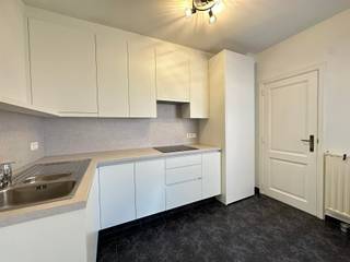 <p><span>Centraal gelegen gelijkvloers appartement in Duffel met één ruime slaapkamer. </span></p><p><span>Dit aangename appartement biedt een lichtrijke woonkamer met mooi zicht op het terras en de grote tuin, waardoor je zowel binnen als buiten kan genieten van een rustige omgeving. </span></p><p><span>De ruime keuken werd recent vernieuwd en is praktisch ingericht. Ook de badkamer werd recent gerenoveerd en beschikt over een comfortabel ligbad. </span></p><p><span>Verder is er een bergzolder aanwezig die gedeeltelijk gebruikt kan worden voor extra opslagruimte. </span></p><p><span>Het appartement is onmiddellijk beschikbaar en ideaal voor wie rustig wil wonen op een centrale ligging met alle voorzieningen in de buurt.</span></p><p><span>Er zijn geen gemeenschappelijke kosten.</span></p><p><span>Contacteer ons snel voor een bezichtiging op het nummer 015 200 999 of via info@vastgoedplus.be.</span></p>