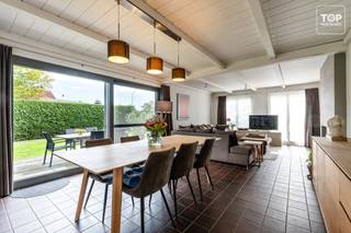 Deze eigendom wordt aangeboden met een vanafprijs van € 549.000. <br /><br />Een unieke kans om een vrijstaande, instapklare woning met verwarmd zwembad te ontdekken op een uitstekende locatie in Lovendegem!<br /><br />In de rustige Tempeliersdreef bevindt zich deze charmante, vrijstaande woning op een mooi perceel van 766 m².<br /><br />De woning is volledig gelijkvloers ingericht en beschikt over een bewoonbare oppervlakte van 165 m². <br /><br />Authentieke elementen zorgen doorheen de woning voor extra karakter en een warme, huiselijke sfeer.<br /><br />De ruime en lichtrijke leefruimte vormt het hart van de woning en sluit naadloos aan op de kwalitatief ingerichte keuken.<br /><br />Verder beschikt de woning over een afzonderlijke bureauruimte, een praktische wasplaats en een extra berging.<br /><br />De drie slaapkamers zijn verzorgd en smaakvol afgewerkt, waarbij één slaapkamer bovendien beschikt over een aanpalende dressing.<br /><br />De centraal geplaatste airco in de gang zorgt tijdens warme dagen voor een aangename verkoeling in de verschillende kamers.<br /><br />Ook buiten heeft deze woning heel wat te bieden! De ruime, zonnige tuin met terras en verwarmd zwembad vormt de ideale plek om in alle rust en privacy te ontspannen.<br /><br />De oprit in steentapijt biedt plaats aan drie wagens en is bovendien uitgerust met een laadpaal. Daarnaast is er nog een afzonderlijke staanplaats, ideaal voor bijvoorbeeld een aanhangwagen.<br /><br />De twaalf zonnepanelen vormen een bijkomende troef en dragen bij aan het energiezuinige karakter van de woning.<br /><br />Ook de ligging is bijzonder aantrekkelijk. De woning bevindt zich op korte afstand van de dorpskern van Lovendegem, met winkels, scholen en openbaar vervoer in de nabije omgeving. Via de N9 zijn zowel Gent als Eeklo vlot bereikbaar.<br /><br />Een instapklare, vrijstaande woning waar gelijkvloers wooncomfort, ruimte, privacy en ontspanning samenkomen.<br /><br />Deze woning wordt aangeboden met een vanafprijs van € 549.000. Dit bedrag geldt als uitgangspunt voor kandidaat-kopers om een bod uit te brengen en is geen vaste verkoopprijs. <br /><br />Elk bod wordt voorgelegd aan de eigenaar, die vrij beslist om een bod al dan niet te aanvaarden.<br /><br />Interesse om deze woning zelf te ontdekken?<br /><br />Bel Top Vastgoed op 0475 700 700 en plan uw bezoek!