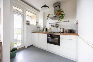 Bent u op zoek naar een instapklaar modern appartement met 2 slaapkamers en terras? En dit op een toplocatie in de groene Pulhofwijk?<br /><br />Indeling:<br />Het appartement bevindt zich op de vierde verdieping en is bereikbaar met de lift. Via de centrale inkomhal met ingebouwde vestiaire betreedt u het appartement. Hier bevindt zich eveneens een apart gastentoilet. De lichtrijke leefruimte (32m²) geniet dankzij de zuidgerichte oriëntatie de hele dag door van een aangename natuurlijke lichtinval. De leefruimte is momenteel opgedeeld in twee ruimtes die eenvoudig terug als één kunnen aangepast worden. Aan de woonkamer is er de open moderne keuken (6m²) die voorzien is van een gas kookplaat, dampkap, vaatwasser, oven, koelkast, diepvriezer en spoelbak. Aanpalend aan de keuken is er het overdekt terras van 1,78m². Centraal is er de badkamer met docuhecabine, enkele lavabo en aansluitingen voor een wasmachine en/of droogkast. Verder zijn er twee slaapkamers van 14,5m² en 19m². <br /><br />Maandelijkse kosten: €250/maand voor minuterie, water (per hoofd), verwarming, lift, algemeen onderhoud, tuin, blokpolis, poetsdienst en syndicus.<br /><br />Ligging:<br />Gelegen in de gegeerde Pulhofwijk, een rustige en groene buurt met een uitstekende bereikbaarheid. Winkels, scholen, openbaar vervoer en belangrijke invalswegen bevinden zich op wandelafstand. De ideale combinatie van comfortabel wonen in een aangename woonomgeving, vlak bij het bruisende stadsleven.<br /><br />Pluspunten:<br />- Privatieve kelderberging aanwezig<br />- Elektriciteit is conform<br />- Dak is geïsoleerd<br />- Toplocatie<br /><br />Voor meer informatie of een bezichtiging kan u One vastgoed steeds bereiken op volgend nummer 03 360 85 30