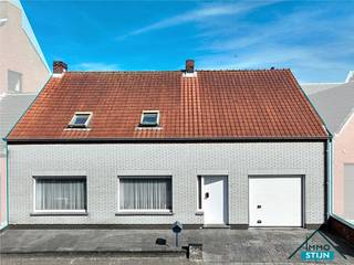 Op een boogscheut van het centrum van Veldegem, met een vlotte verbinding naar het openbaar vervoer en de E403, vind je deze woning met een...