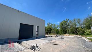 Duurzame KMO-unit van 1.640 m², samenvoegbaar tot een totale oppervlakte van 2.460 m², te koop.De site is strategisch gelegen vlak bij het...