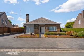 Op zoek naar een eigendom met eindeloze mogelijkheden? Dan is dit pand op 1.355 m² in het hart van Ingooigem dé opportuniteit. Naast een degelijke...