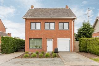 <strong>Op te frissen gezinswoning met 3 slaapkamers op gunstige locatie te Beerse.</strong><br />EPC: C-label | 3 slaapkamers | Perceelopp. 555 m² | Bewoonbare opp. 164m²<br /><br /><strong>Omschrijving:<br /></strong>We betreden deze woning via de inkomhal, dewelke uitgeeft op de woonkamer. Dankzij de aansluitende veranda met grote raampartijen geniet deze van veel lichtinval en een aangenaam zicht op de tuin. Via de woonkamer betreden we ook de keuken, die voldoende ruimte biedt voor het omtoveren naar jouw droomkeuken. Ook biedt de keuken toegang tot de kelderberging en de inpandige garage. <br /><br />Op de eerste verdieping vinden we 3 volwaardige slaapkamers en een badkamer terug. De badkamer is voorzien van een douche, toilet en een badkamermeubel met enkele wastafel. <br /><br />Verder biedt de woning nog een ruime bergzolder, dewelke mits het plaatsen van een vaste trap verder afgewerkt kan worden tot slaapkamers, hobbyruimte,... . <br /><br /><strong>Algemeen: </strong><br />- EPC: 277 kwh/m²jaar (géén renovatieplicht)<br />- Ramen vernieuwd in 2019<br />- Spouwmuurisolatie in 2019<br />- Woning wordt momenteel verhuurd, wat het ook interessant kan maken voor investeerders