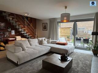 <p><span>TRES BELLE PROPRIETE AU COEUR DES COLLINES DE SABLE</span></p><p><span>Prix indicatif : 389 000</span></p><p><span>Maison récente construite en 2019 située dans la zone rurale de Zandbergen,  à proximité des écoles et des transports en commun.</span></p><p><span>Au rez-de-chaussée, vous trouverez le hall d'entrée avec des toilettes séparées, un espace de vie spacieux et lumineux avec une cuisine entièrement équipée et une salle de stockage séparée</span></p><p><span>cuisine entièrement équipée et un débarras séparé.</span></p><p><span>À l'étage, il y a trois chambres à coucher de taille normale et une salle de bains équipée d'une douche à l'italienne et d'un double lavabo.</span></p><p><span>Un grenier est disponible, ainsi qu'un abri à vélos commun.</span></p><p><span>À l'arrière se trouve un jardin agréable avec une terrasse et un local de rangement.</span></p><p><span>Place de parking devant la propriété en option.</span></p><p><span>Caractéristiques : EPC B favorable</span></p><p><span>               8 panneaux solaires présents</span></p><p><span>               chauffage au sol</span></p><p><span>Venez découvrir ce bijou !</span></p><p><span>N'hésitez pas à appeler le 0489 54 69 99 ou à envoyer un mail à dylan@svena.be</span></p><p><span> </span></p><p><span>Ces données sont purement informatives et nous ne pouvons être tenus responsables d'éventuelles inexactitudes.</span></p><p><span>La surface habitable n'est qu'indicative.</span></p><p><span> </span></p>