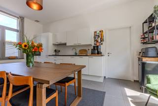 Uniek 2-slaapkamer appartement met terras nabij Gent-Sint-Pieters<br /><br />Deze voormalige koffiebranderij werd in 2017 volledig omgevormd tot een karaktervol appartement met een bewoonbare oppervlakte van 121m² en een ruim privéterras van 46m².<br /><br />Dankzij de uitzonderlijke ligging in de tweede lijn, weg van de straat, geniet u hier van alle rust en privacy. Tegelijk bevindt het appartement zich op een uitstekende locatie, op wandel- en fietsafstand van zowel station Gent-Sint-Pieters (1,4 km) als Gent-Zuid (2,1 km).<br /><br />De woning situeert zich volledig op het gelijkvloers en combineert een vlotte toegankelijkheid met een aangenaam ruimtelijk gevoel. De grote leefruimte sluit naadloos aan op de uitgeruste open keuken. Grote raampartijen zorgen voor overvloedig natuurlijk licht en bieden rechtstreeks uitzicht op het terras.<br /><br />Er zijn 2 slaapkamers, waarvan er één momenteel is ingericht als praktische bureauruimte. Daarnaast beschikt het appartement over verschillende bergruimtes binnen en buiten, ideaal voor fietsen, tuingereedschap en extra opslag.<br /><br />De badkamer is uitgerust met een lavabo, douche en ligbad. Er is een afzonderlijk toilet.<br /><br />Het appartement heeft een uitstekende EPC-score A (88 kWh/m²). Eind 2023 werden op het dak 10 zonnepanelen geïnstalleerd.<br /><br />Perfect voor eigen bewoning of als investeringspand.<br /><br />Op zoek naar een uniek, energiezuinig appartement met veel privacy, een ruim terras en een uitstekende bereikbaarheid? Plan uw bezoek in via zomerstraat30c@gmail.com of 0493185341 (geen makelaars).<br /><br />De bezoekdag gaat door op 20/06/2026.<br /><br />Authentieke akte uiterlijk te verlijden op 22/09/2026.